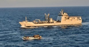 Kapal TNI AL menghalau kapal kayu pengungsi Rohingya. (Foto: dok. TNI AL)
