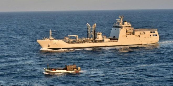 Kapal TNI AL menghalau kapal kayu pengungsi Rohingya. (Foto: dok. TNI AL)
