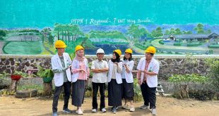 Foto Bersama di depan kantor Teknik