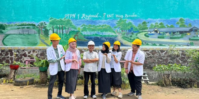 Foto Bersama di depan kantor Teknik