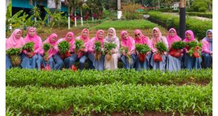 Foto Bersama di Lokasi Pabrik Karet