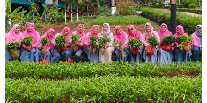 Foto Bersama di Lokasi Pabrik Karet